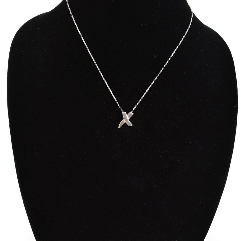 TIFFANY & CO "Paloma Picasso": Sterling Silver "Graffiti X" Kiss Necklace 1059